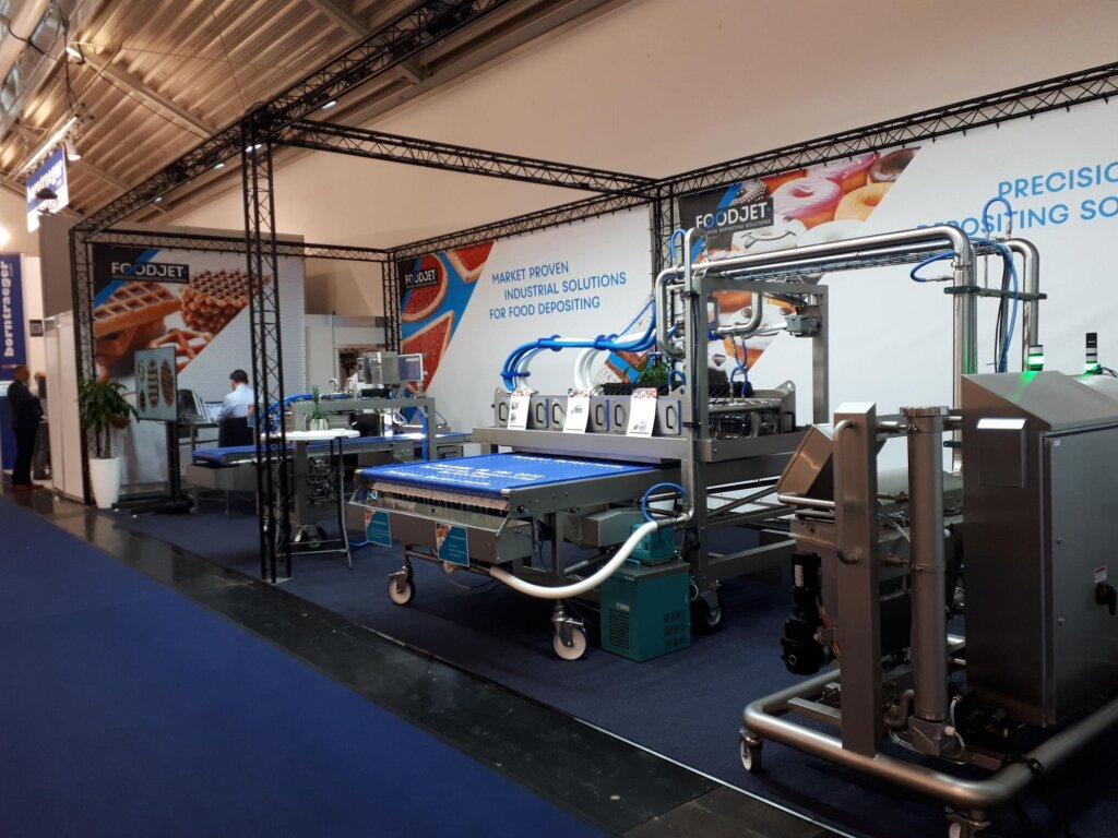 Compact FoodJet stand with a truss frame and depositing machines at iba 2018 in Munich