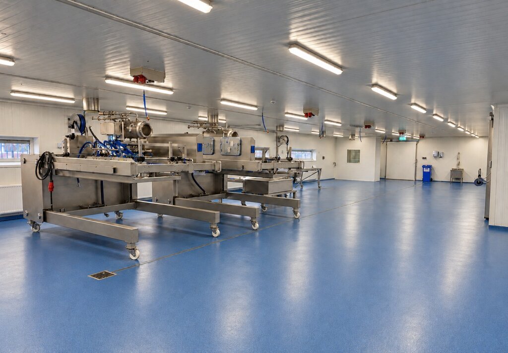 Test hall at FoodJet in Bijsterhuizen with depositing machines on a blue floor